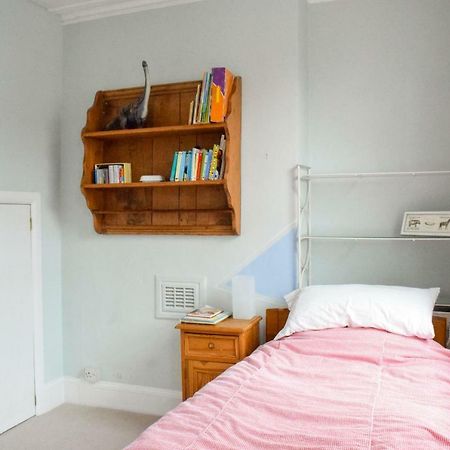 3 Bedroom Family House With A Superb Kitchen And Garden London Exterior foto