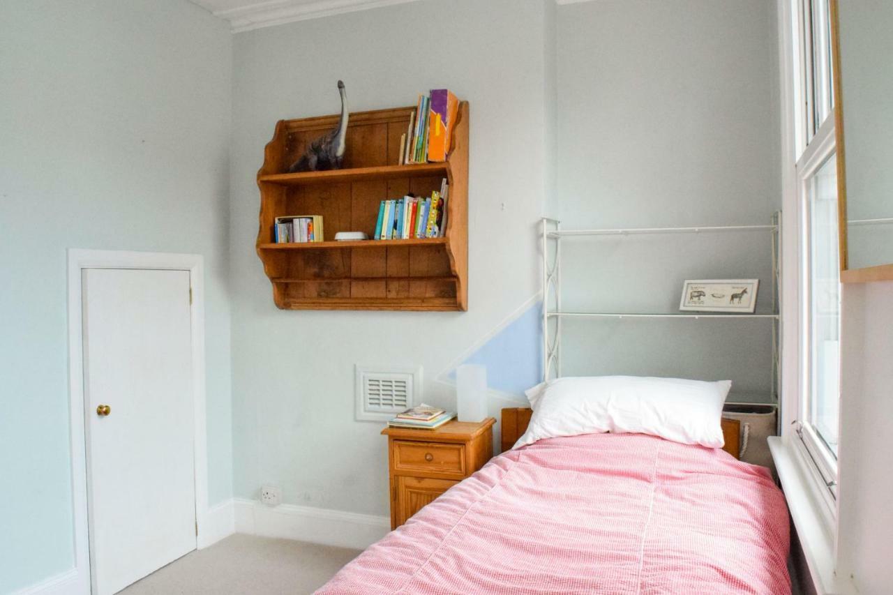 3 Bedroom Family House With A Superb Kitchen And Garden London Exterior foto