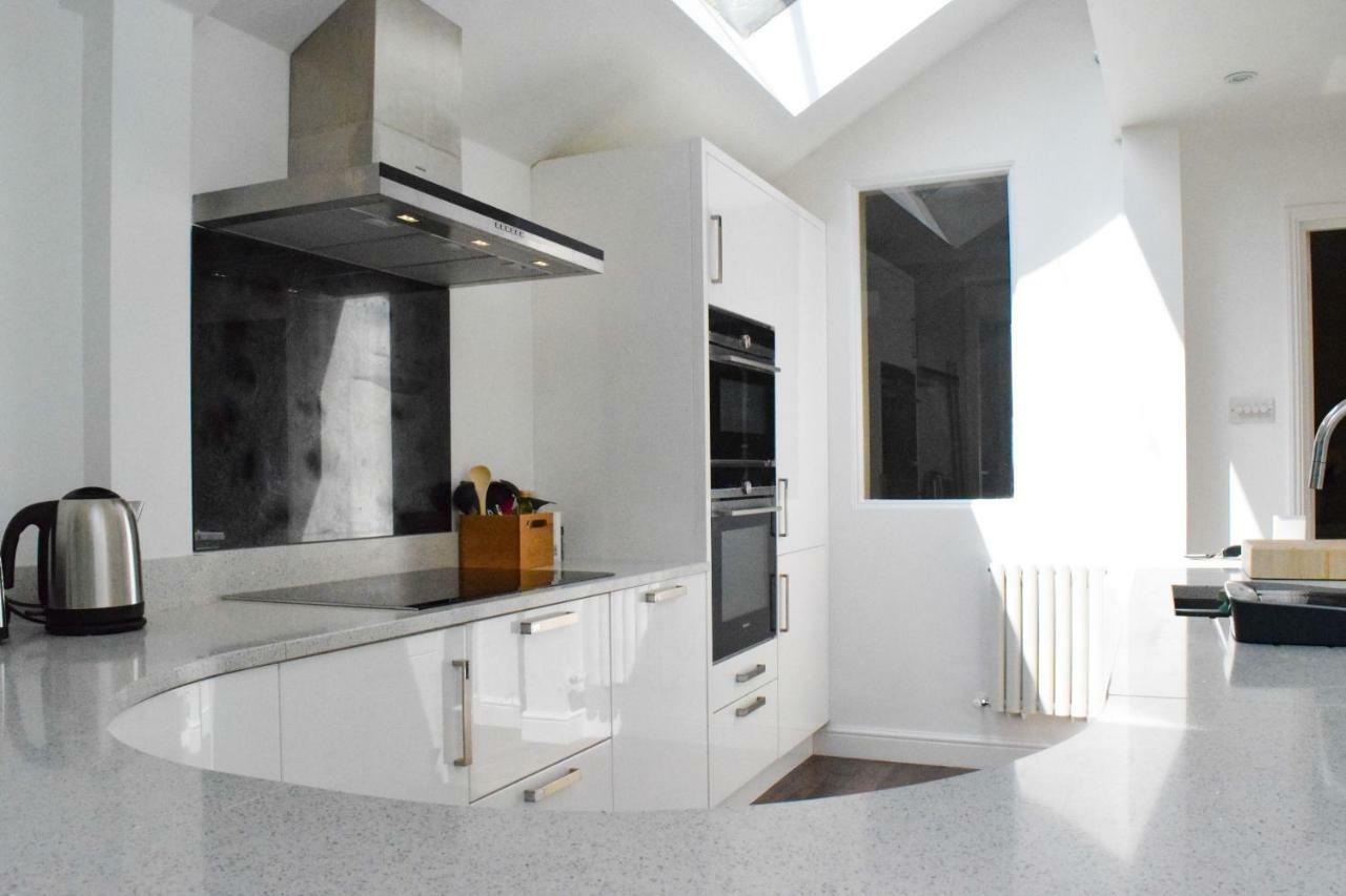 3 Bedroom Family House With A Superb Kitchen And Garden London Exterior foto