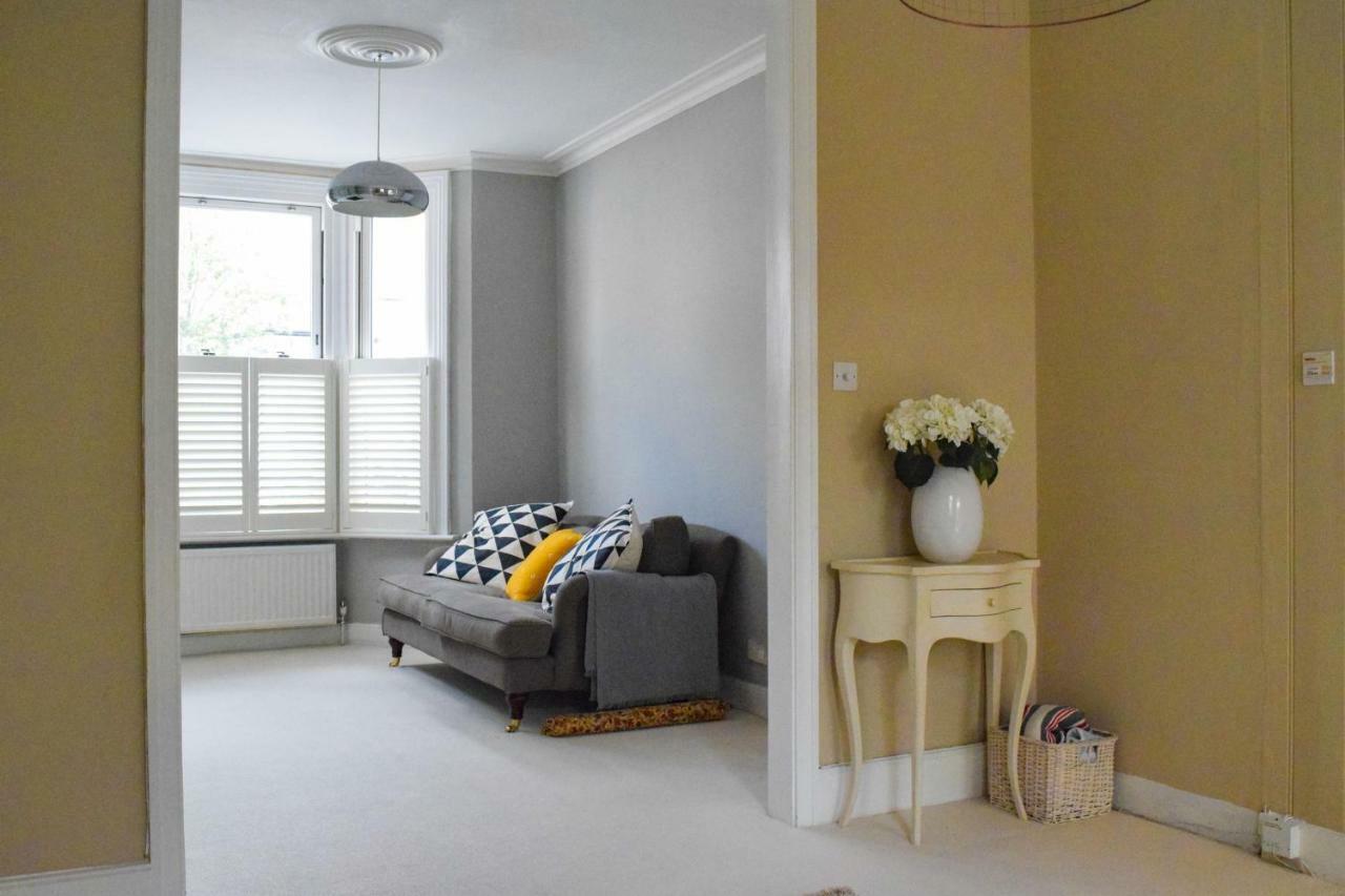 3 Bedroom Family House With A Superb Kitchen And Garden London Exterior foto