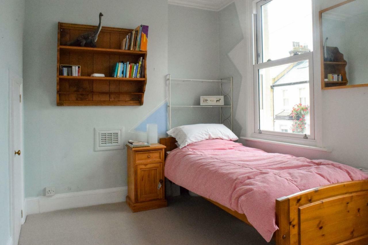 3 Bedroom Family House With A Superb Kitchen And Garden London Exterior foto