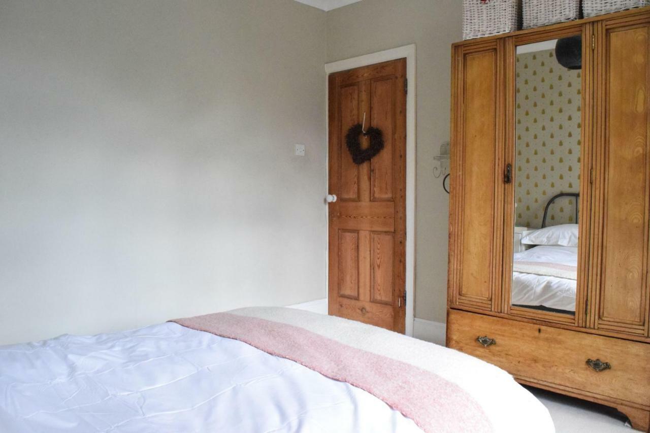 3 Bedroom Family House With A Superb Kitchen And Garden London Exterior foto