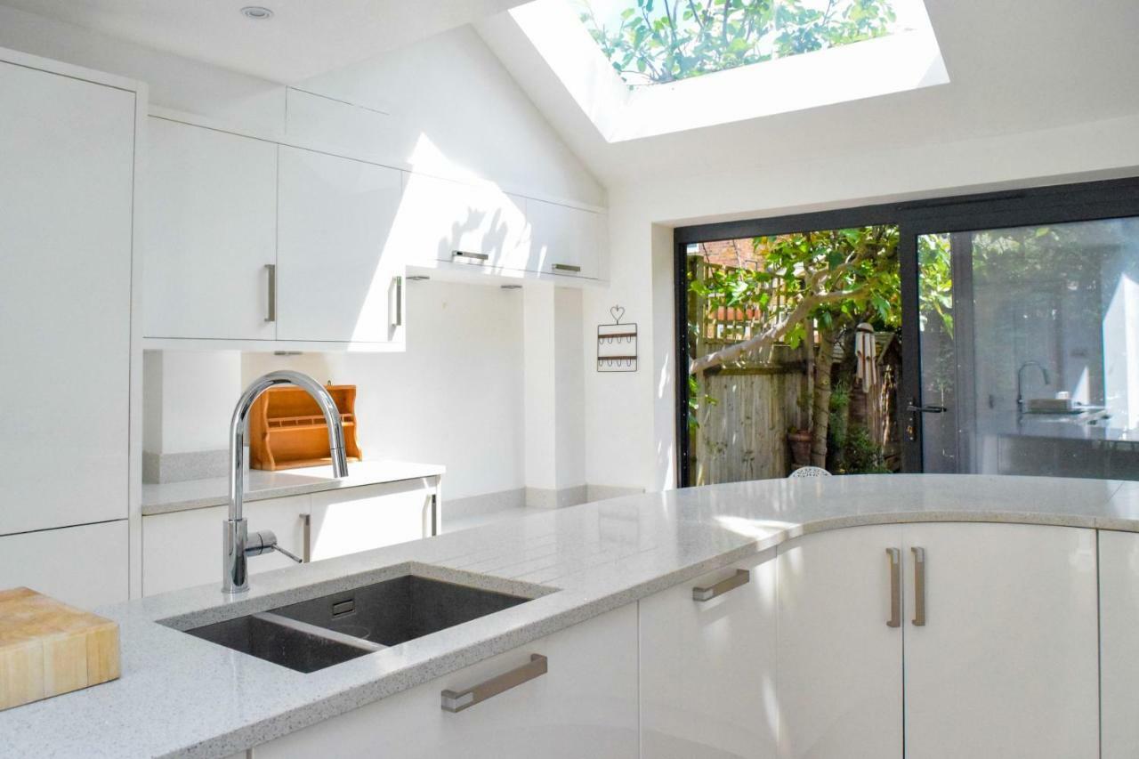3 Bedroom Family House With A Superb Kitchen And Garden London Exterior foto